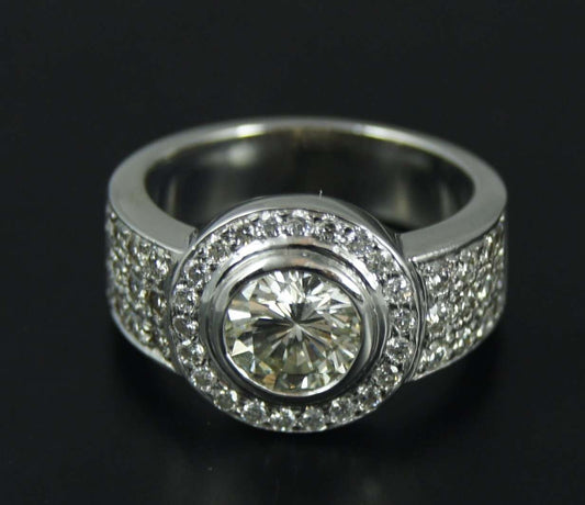 Anillo oro blanco con brillante central 1,5 cts y resto 0,50 cts.