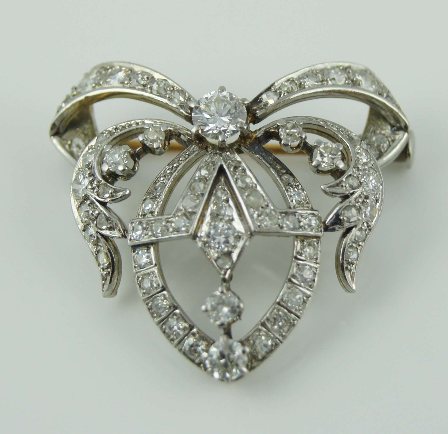 Broche de oro blanco con diamante central 0,30 cts resto 1,15 cts.