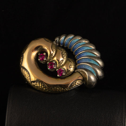 Broche de plata, época modernista con láminas de oro.