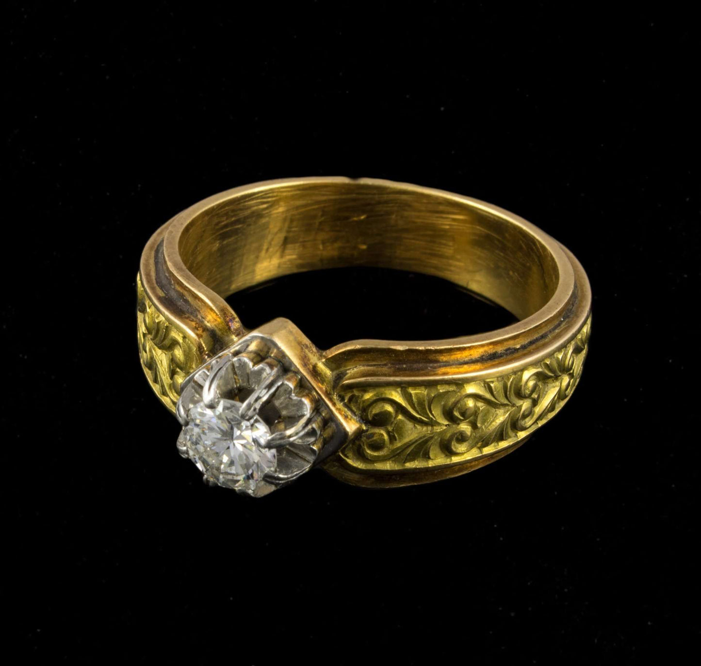 Anillo de oro con brillante 0,50 cts. aprox.