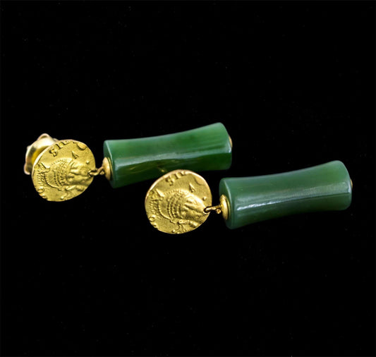 Pendientes de oro con nefrita verde.