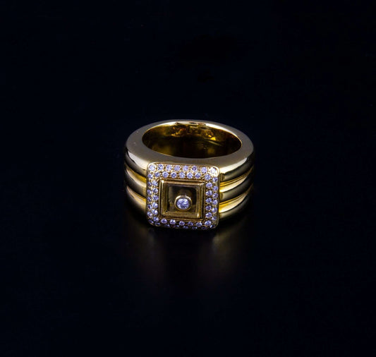 Anillo en oro amarillo estilo chaumet con brillante móvil central de 0,06 y brillantes pequeños alrededor.