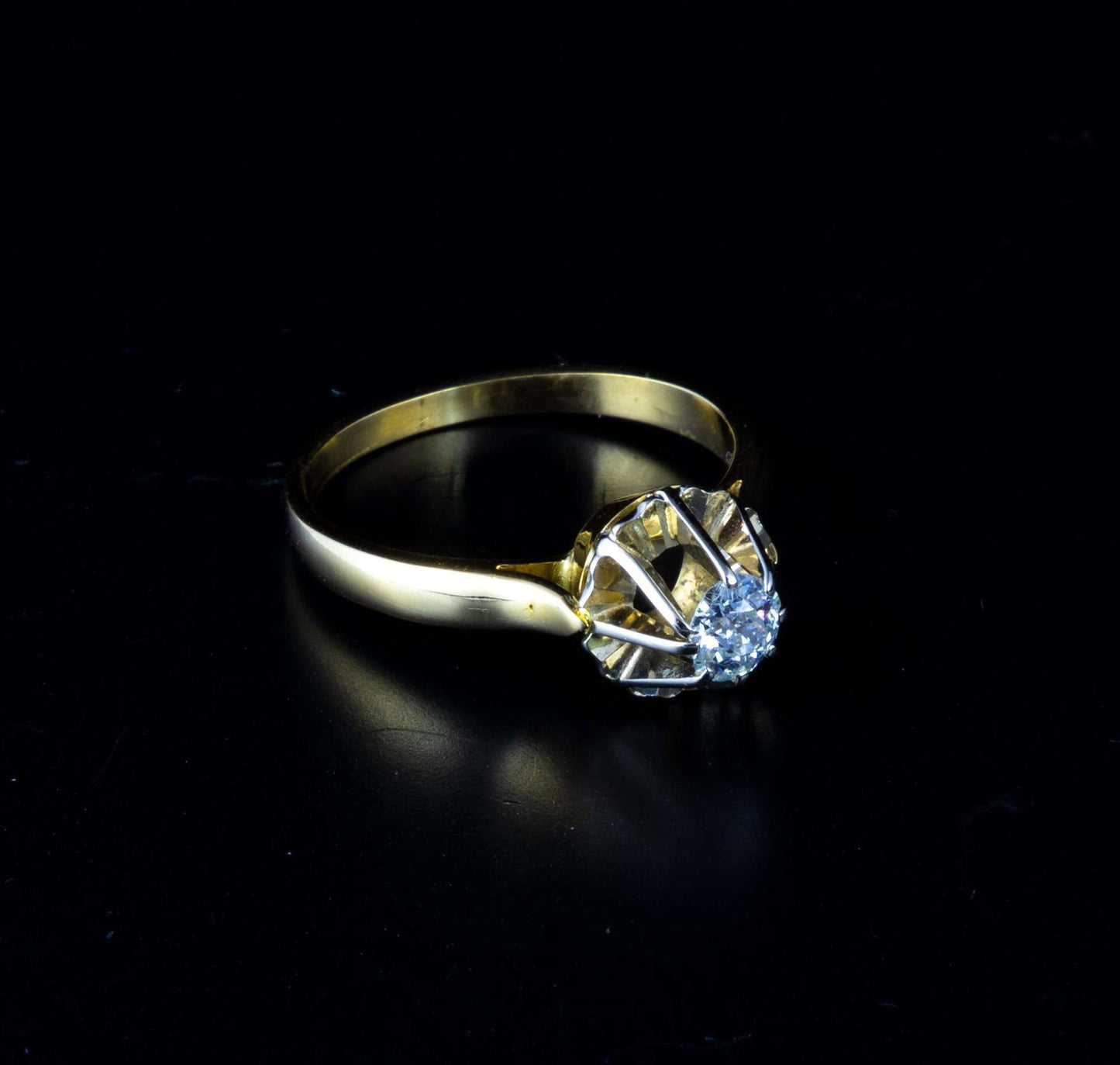 Anillo de oro amarillo con brillante central de 0,25 cts.