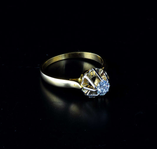 Anillo de oro amarillo con brillante central de 0,25 cts.