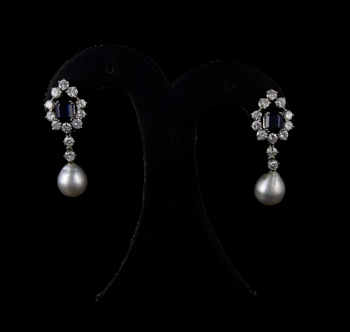 Pendientes en oro blanco, perla, brillantes 4 cts. en total y zafiros de 1,5 cts. cada uno.