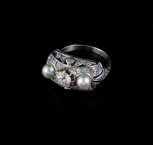 Anillo Deco en platino con brillante central de 0,50 cts. y perlas.