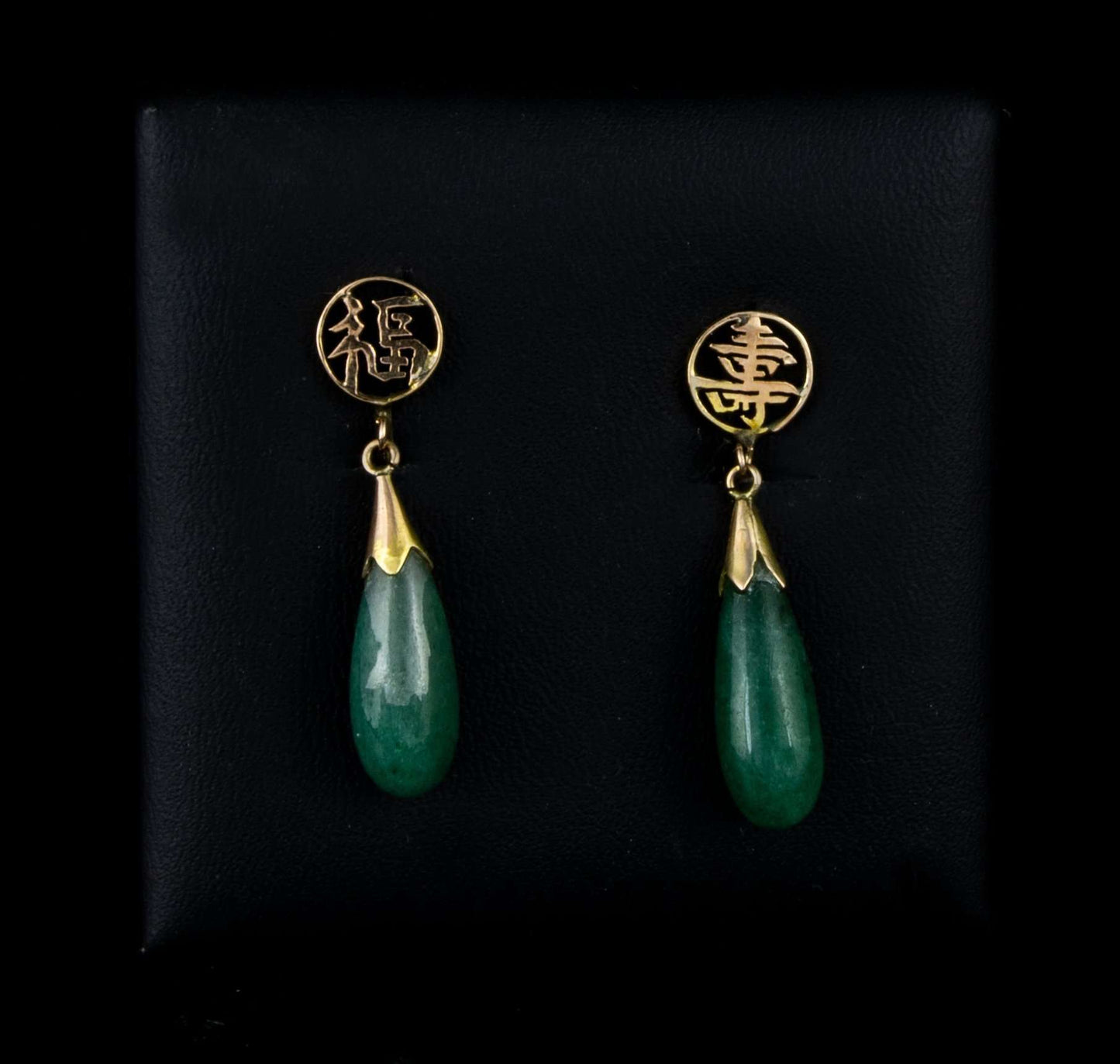 Pendientes en oro con signos orientales y aventurina verde.