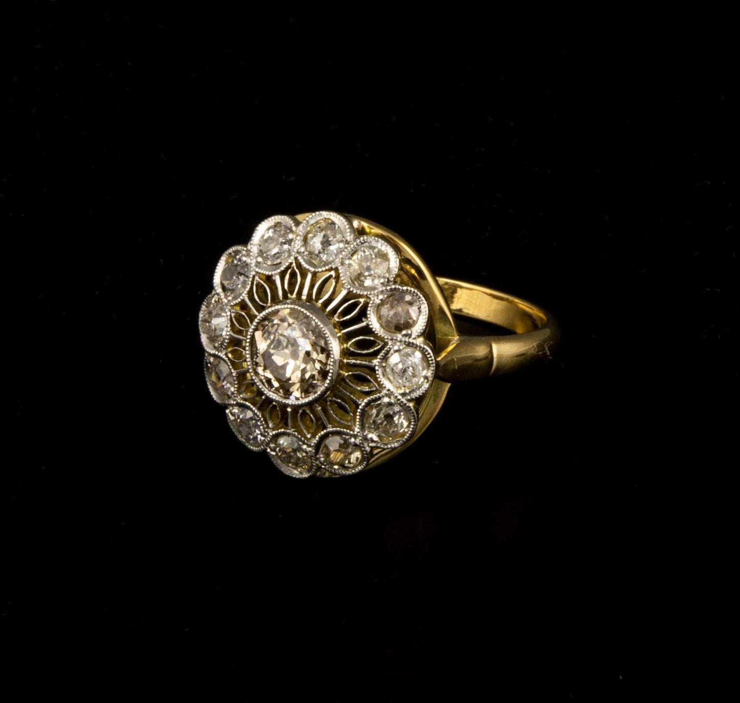 Anillo del 1910 aprox. en oro con platino, brillantes 0,51 cts. y el resto 1,20 cts.