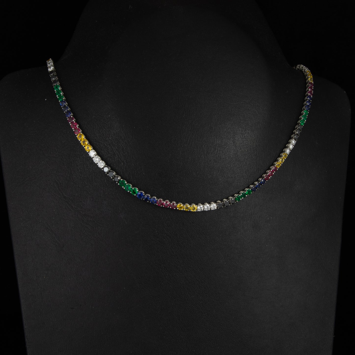 Gargantilla riviere con brillantes multicolor, zafiros, rubies, esmeralda y diamante amarillo y negro.