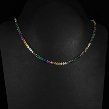 Gargantilla riviere con brillantes multicolor, zafiros, rubies, esmeralda y diamante amarillo y negro.