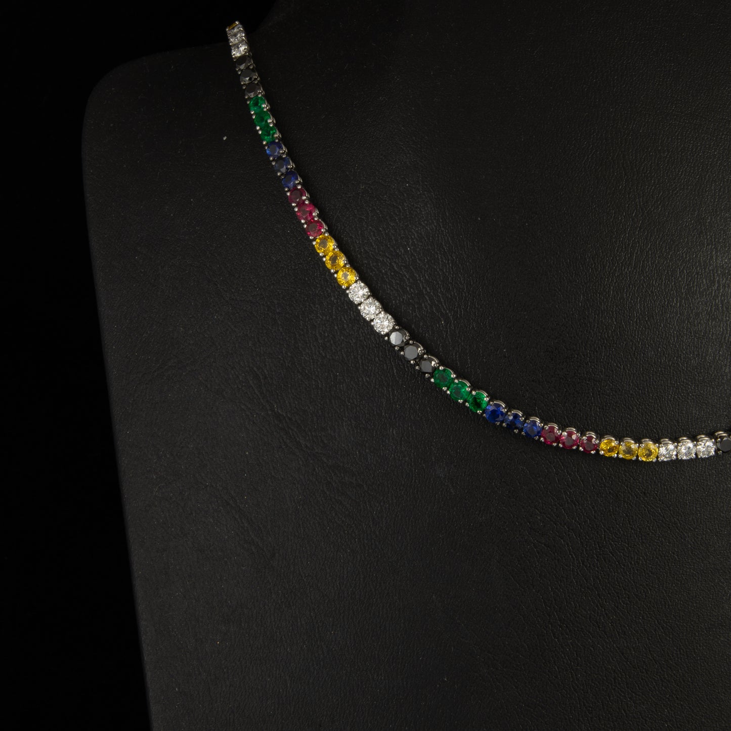 Gargantilla riviere con brillantes multicolor, zafiros, rubies, esmeralda y diamante amarillo y negro.