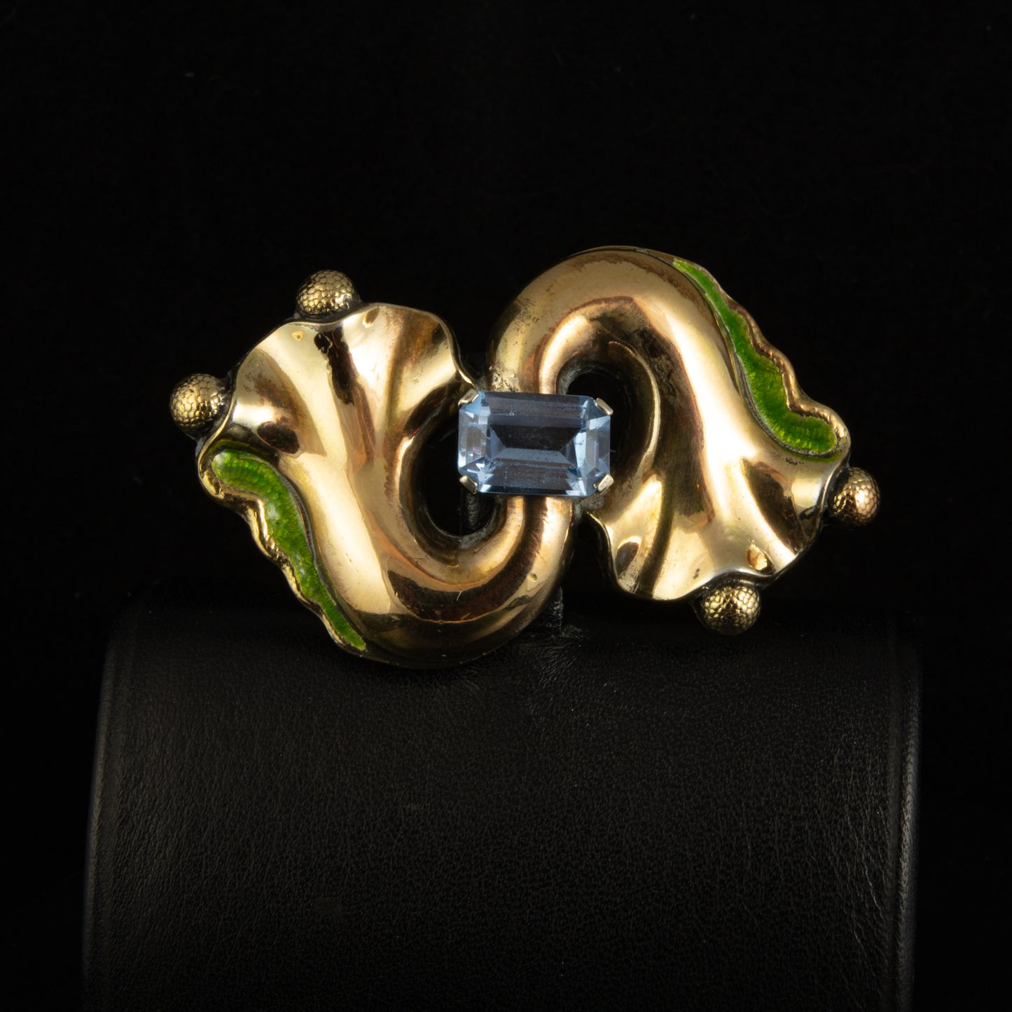 Broche de plata, época modernista con láminas de oro.