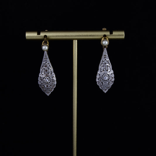 Pendientes en oro amarillo, platino, zafiros blancos y perlita,  Art Deco.