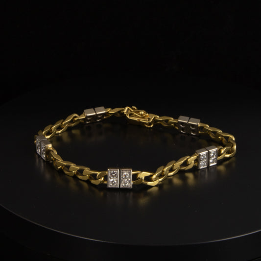 Pulsera con eslabones de oro amarillo con detalles de diamantes.