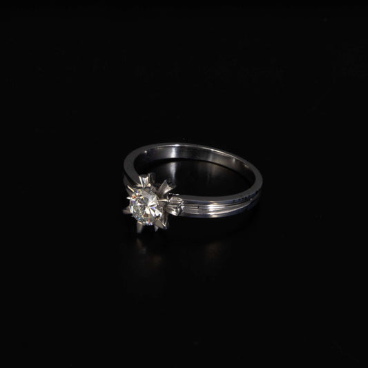 Anillo solitario en oro blanco con diamante de 0,80 cts.