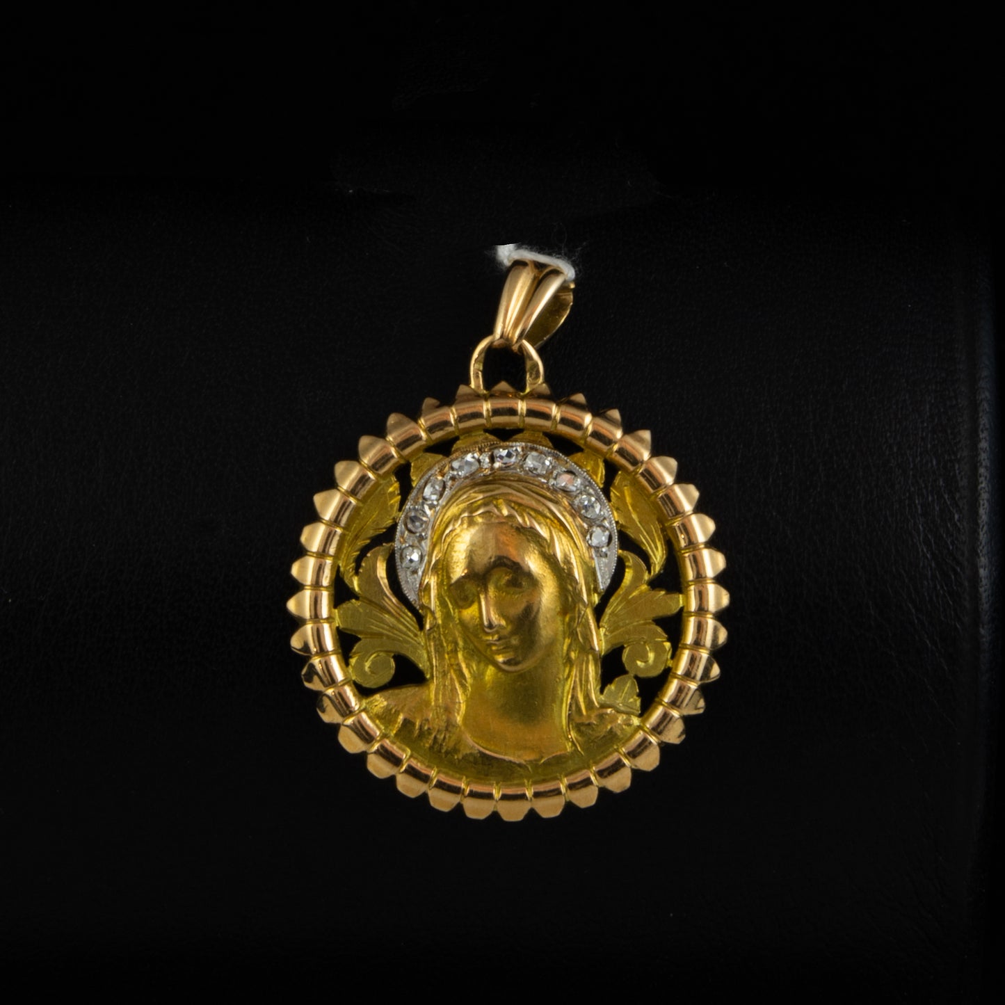 Medalla virgen Maria Calada.