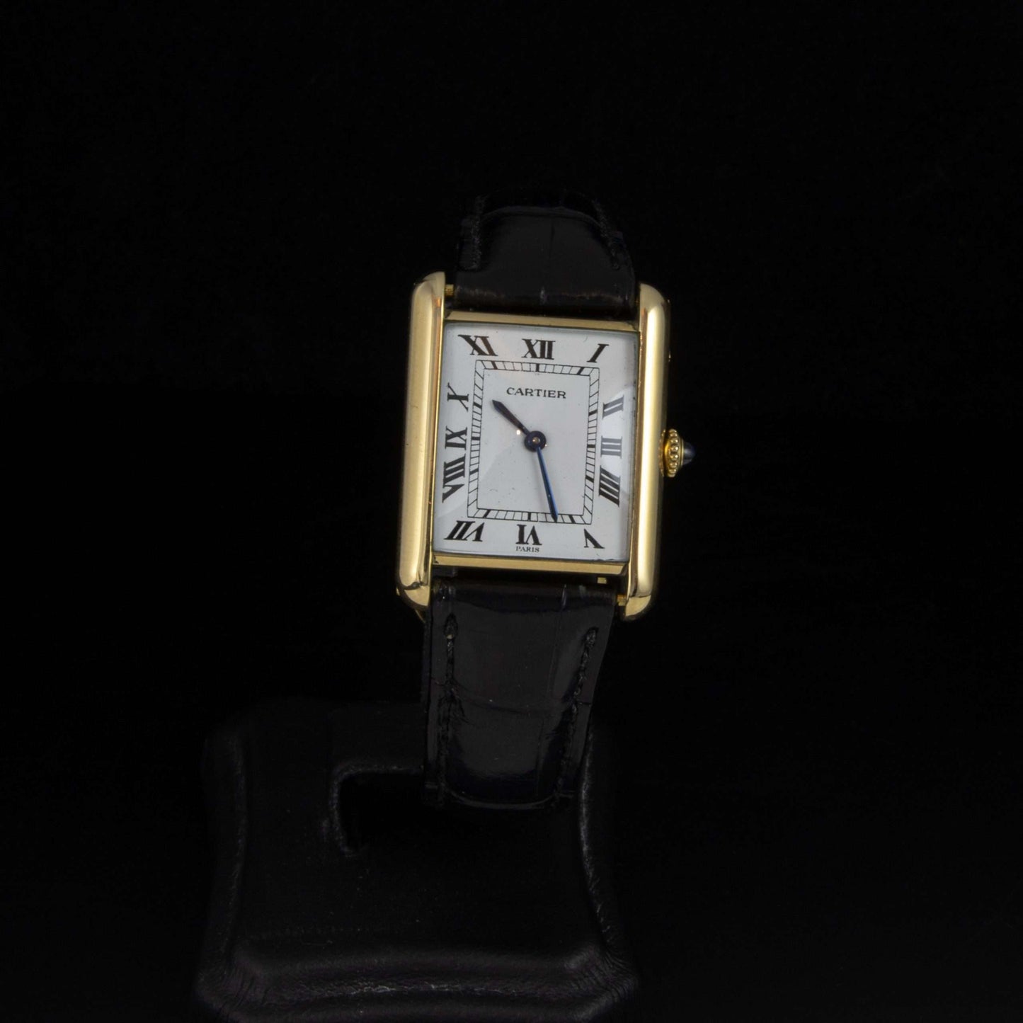 Cartier Tank Louis Cartier, en oro con correa de piel. Cuerda manual.