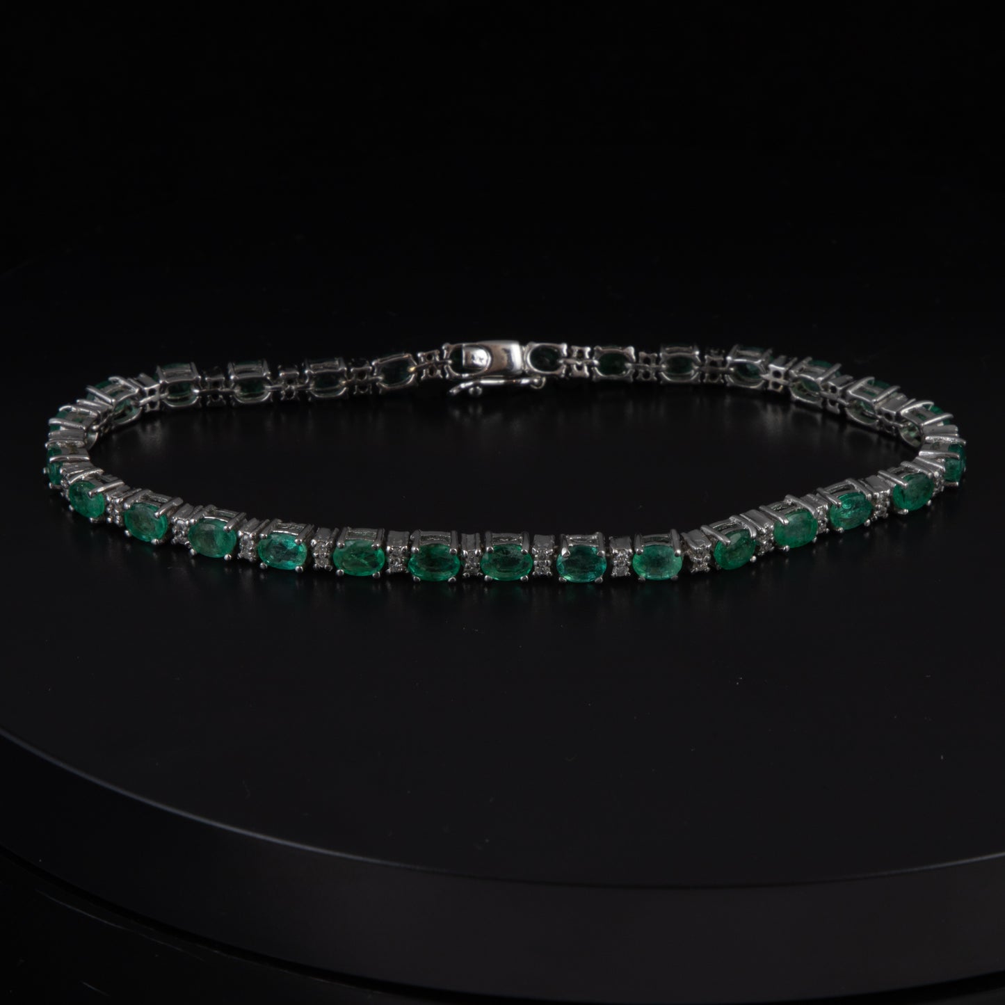 Riviere con esmeraldas y diamantes.