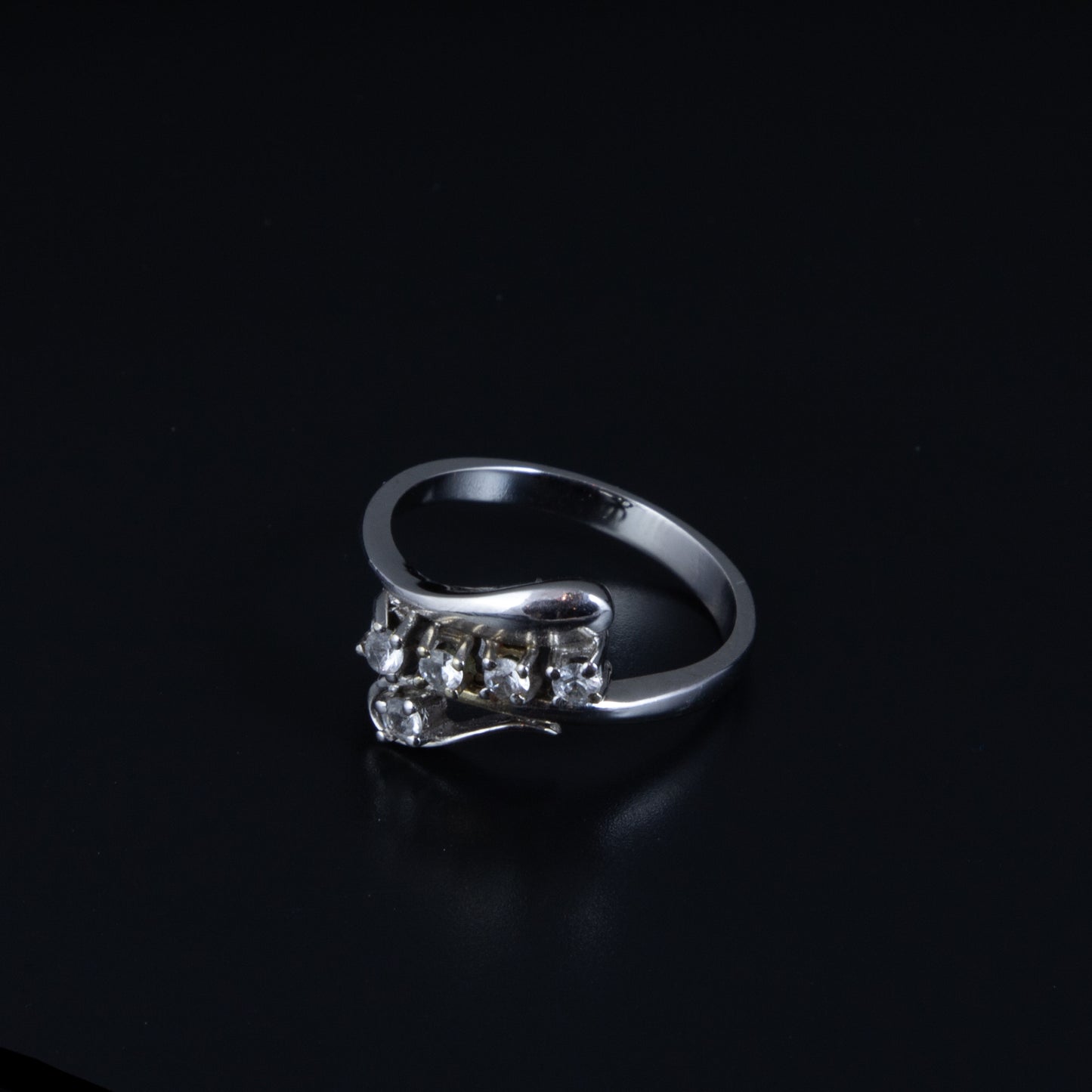 Anillo Oro blanco y 5 brillantes.