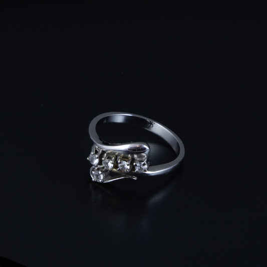 Anillo Oro blanco y 5 brillantes.