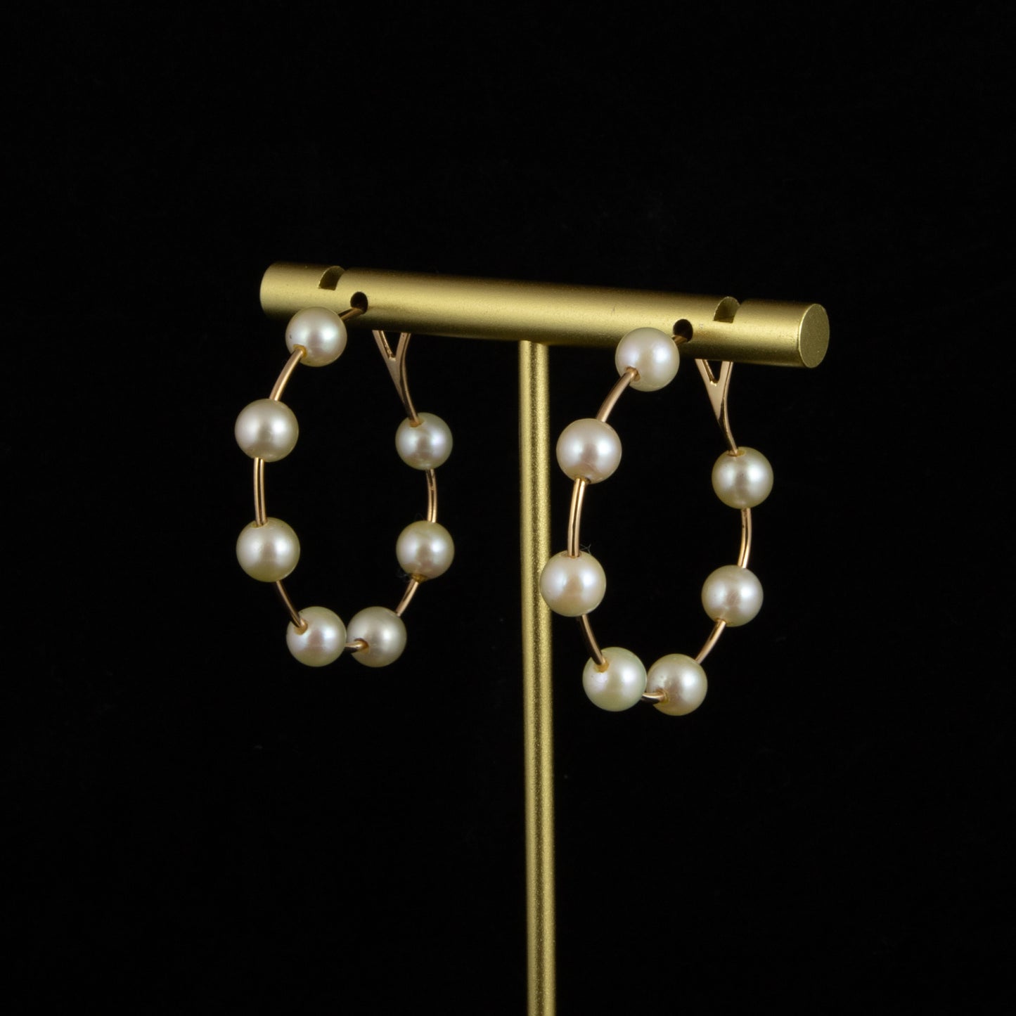 Criollas en oro amarillo con perlas.