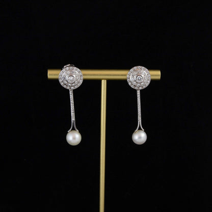 Pendientes largos oro blanco 18 cts., diamantes y perla.