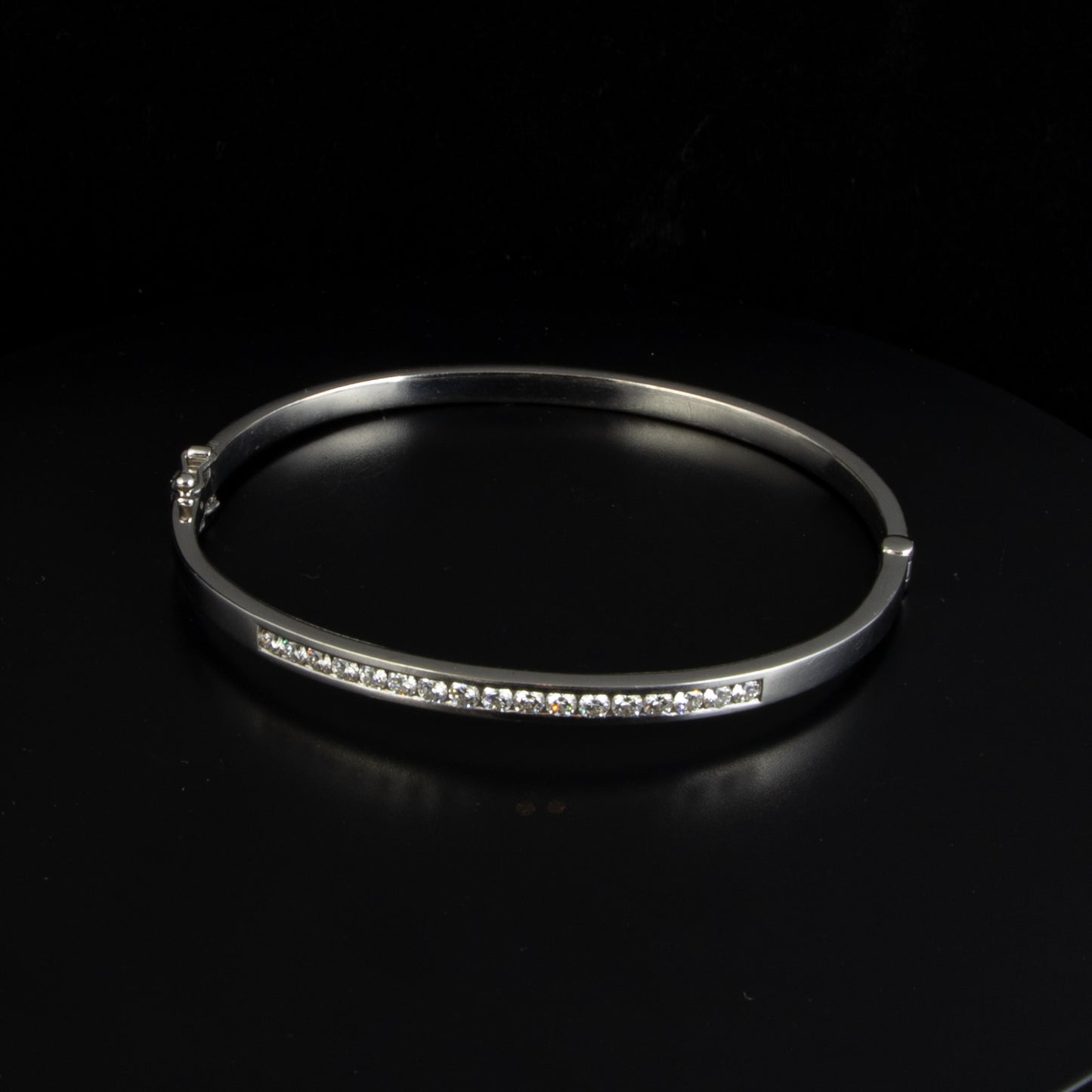 Esclava oro blanco y diamantes 17*0.11 cts.