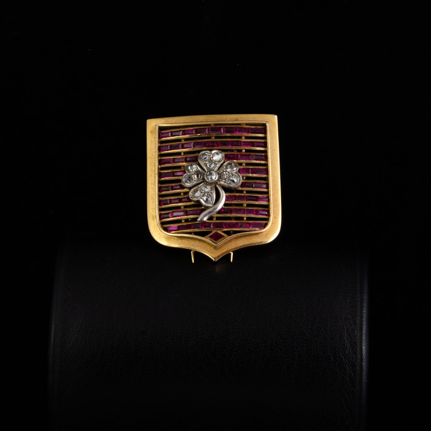 Broche escudo oro, rubis y diamantes
