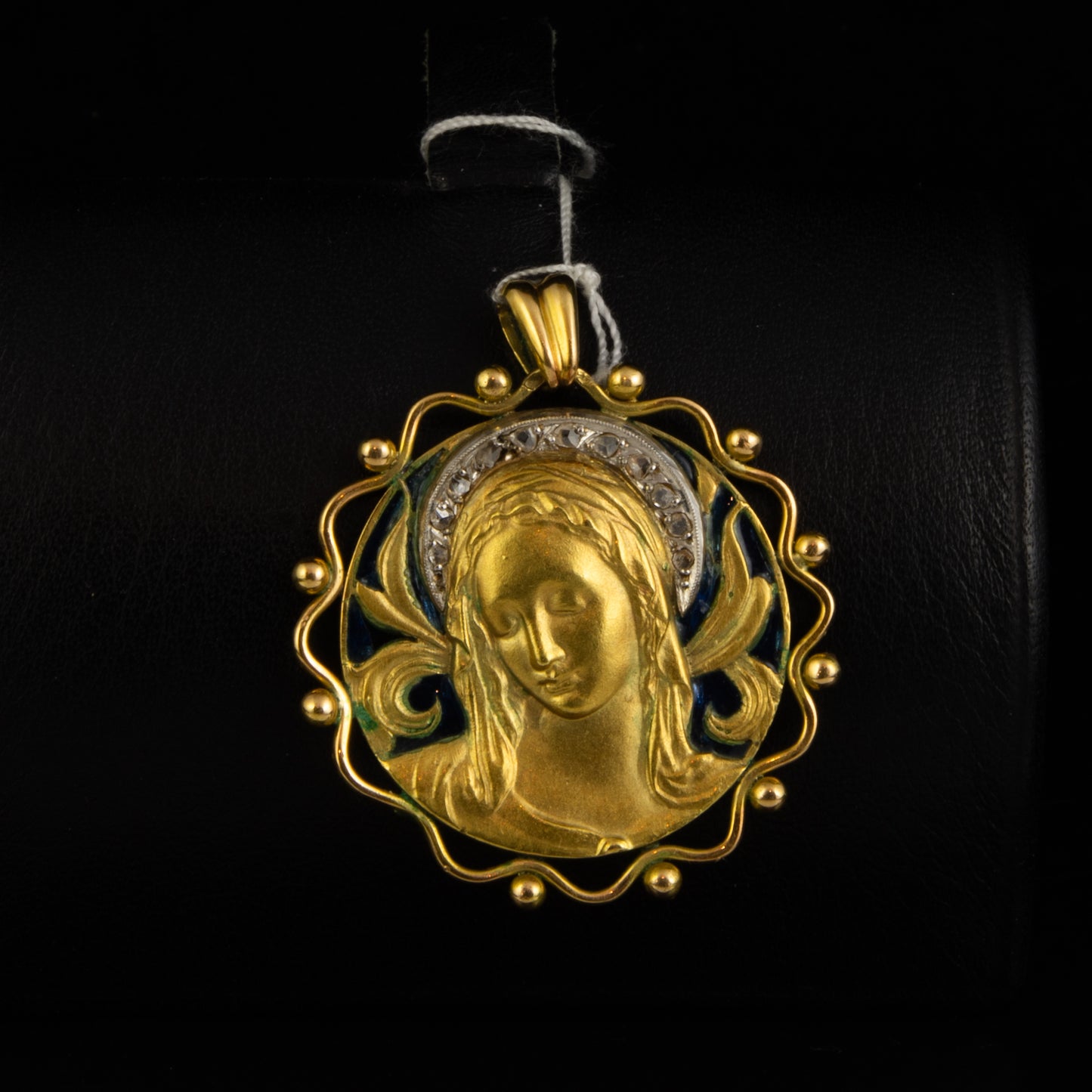Medalla virgen esmalte y brillantes.