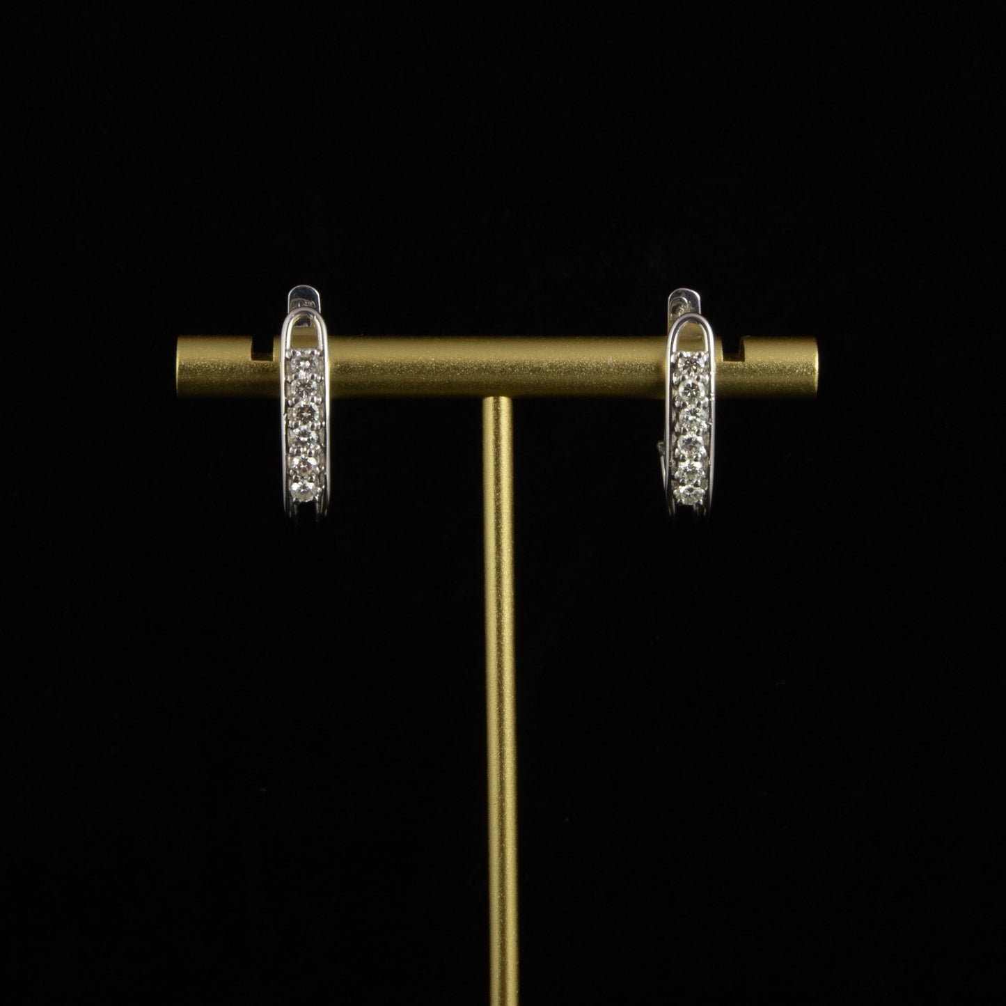 Criollas en oro blanco con 0,06 cts. x 6 diamantes cada criolla.