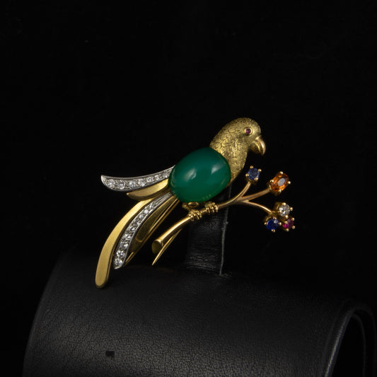 Broche oro, crisopacio y piedra color.