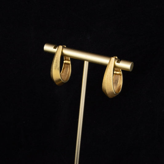 Criolla alargada en oro amarillo mate.