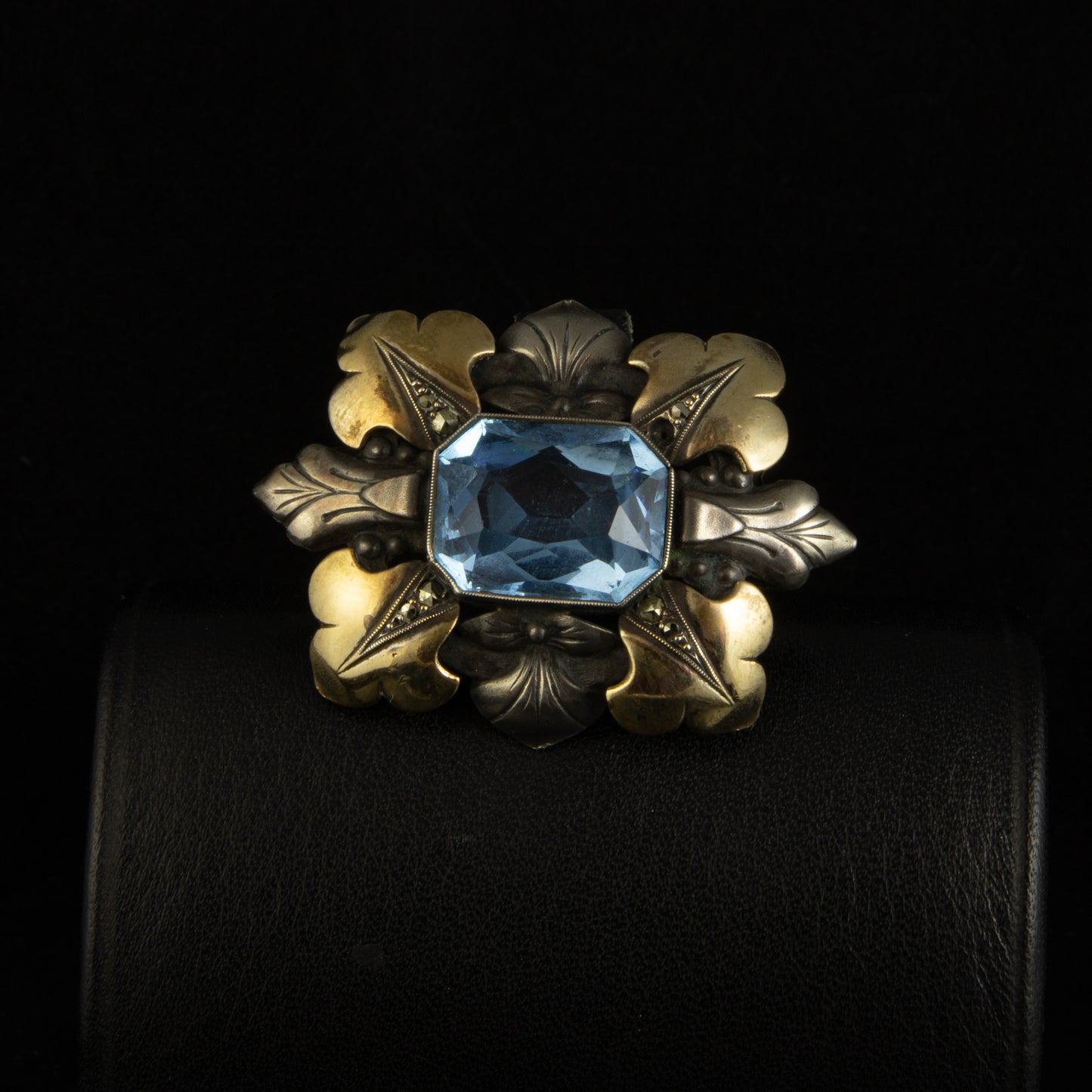 Broche de plata, época modernista con láminas de oro.