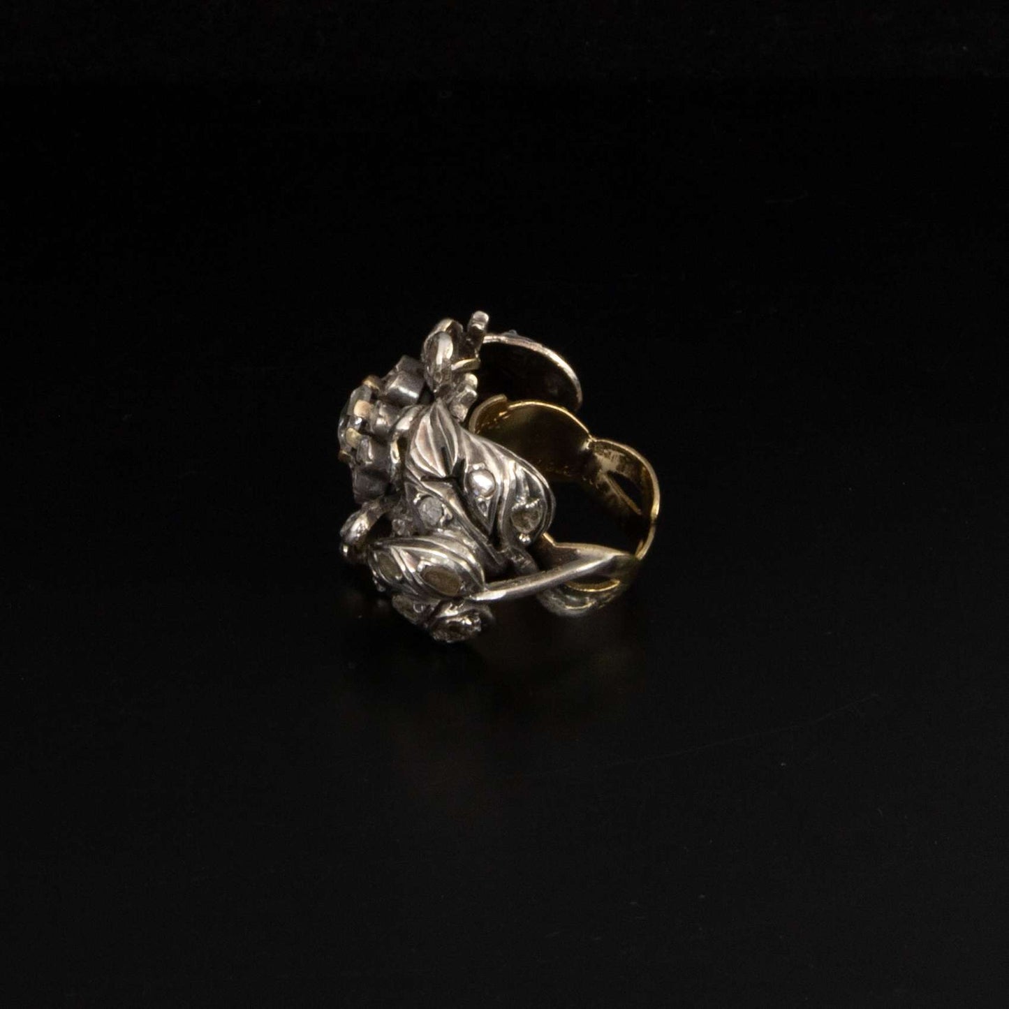 Anillo tipo rosetón floral en plata, oro y diamantes talla mina.