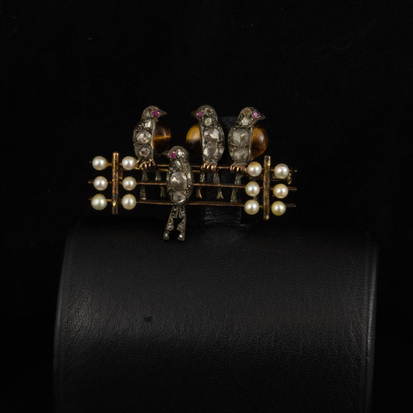 Broche oro/plata pájaros de diamantes talla antigua, rubís y perlas.