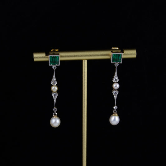 Pendientes en oro amarillo, platino, diamantes y perla fina.