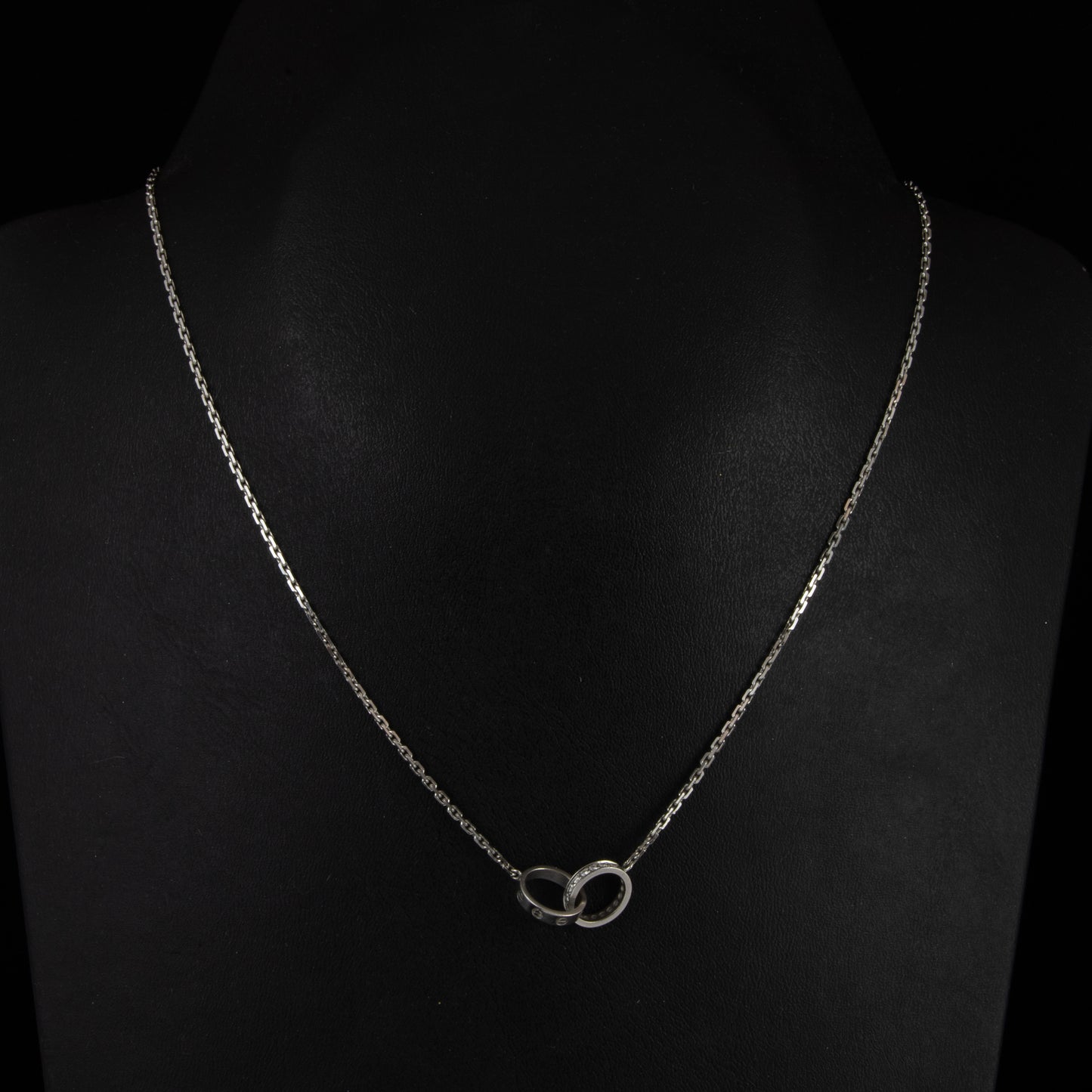 Colgante oro blanco Love Cartier diamantes.