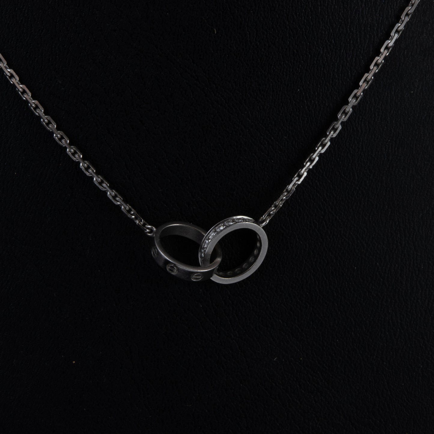 Colgante oro blanco Love Cartier diamantes.