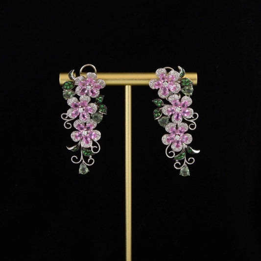 Pendientes jardín de Edén, oro blanco, diamantes, zafiros rosas y peridoto.