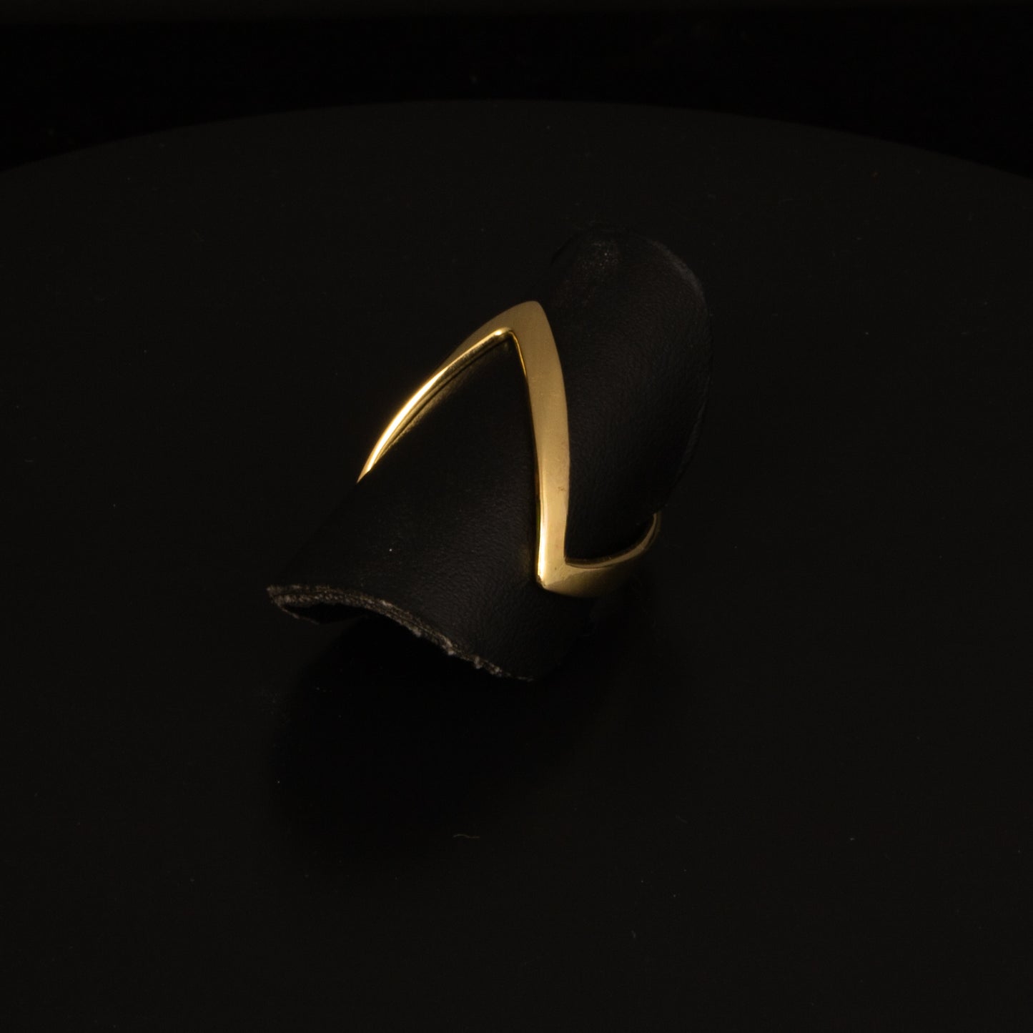Anillo oro amarillo en forma de doble V.