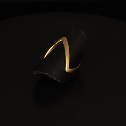 Anillo oro amarillo en forma de doble V.