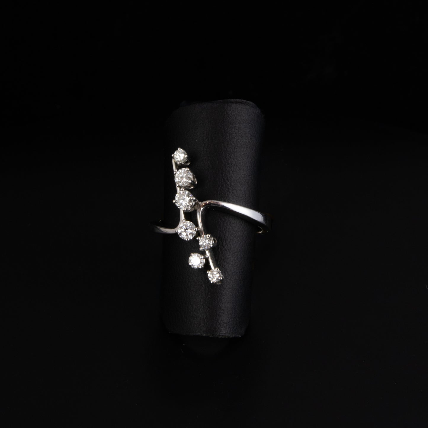 Anillo oro blanco con 7 diamantes.