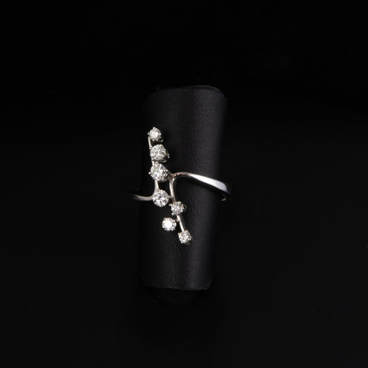 Anillo oro blanco con 7 diamantes.