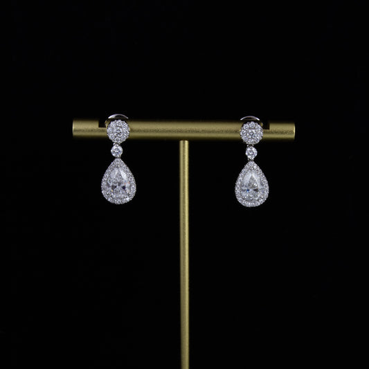 Pendientes oro blanco con diamante central talla pera de 1,82 cts. FVVS1 c/u 8 de 0,02 cts., 24 de 0,01 cts., 1 de 0,05 cts. y  1 de 0,07. Peso total de 4,69 cts. en total.