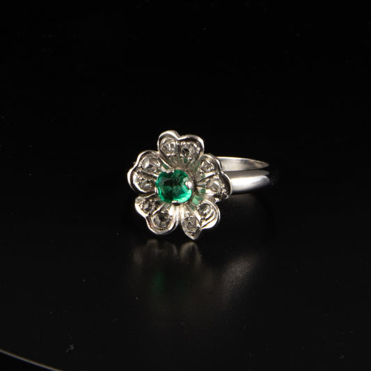 Anillo oro blanco flor con diamantes navette.