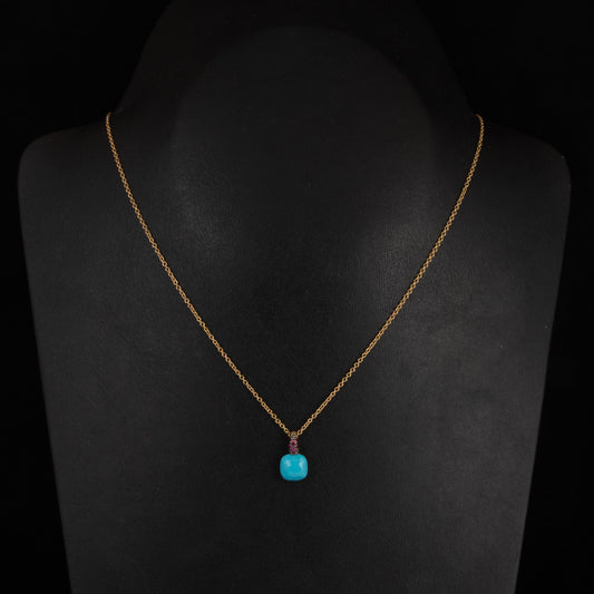 Colgante Pomellato con cadena oro amarillo, rubís y turquesa facetada.