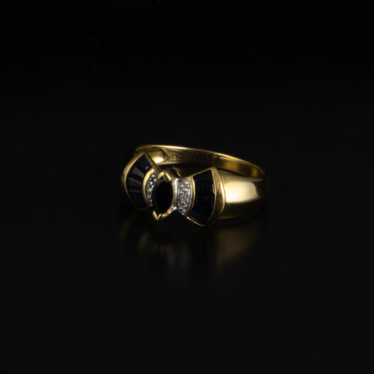 Media alianza oro amarillo, 6 diamantes y 3 zafiros talla princesa 0.05 qts.