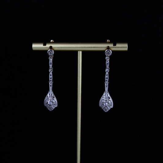 Pendientes en oro amarillo y platino con zafiros blancos, época Art Deco.