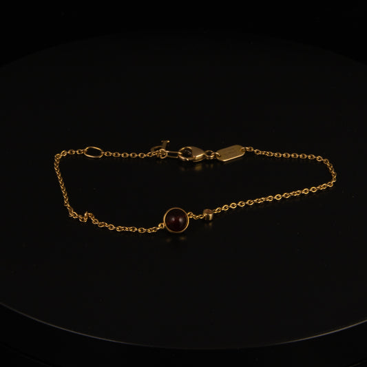 Pulsera Piaget en oro amarillo, esfera de granate y diamante en boca.