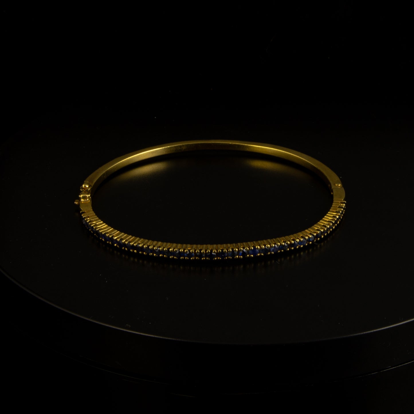 Esclava oro amarillo con zafiros 36*0.02 cts.